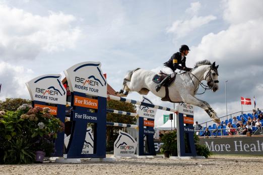 Foto: Patrick Stühlmeyer - hier mit Calcento in Hagen a.T.W. - ist haushoher Favorit der Finaletappe der BEMER Riders Tour bei Horses & Dreams meets Canada im April - Fotograf: Stefan Lafrentz