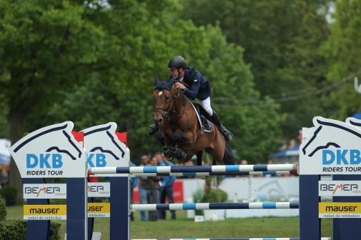 Foto:Sieger in der Wertungsprüfung der DKB-Riders Tour 2016 in Wiesbaden - Patrick Stühlmeyer und Lacan - Fotograf: Stefan Lafrentz