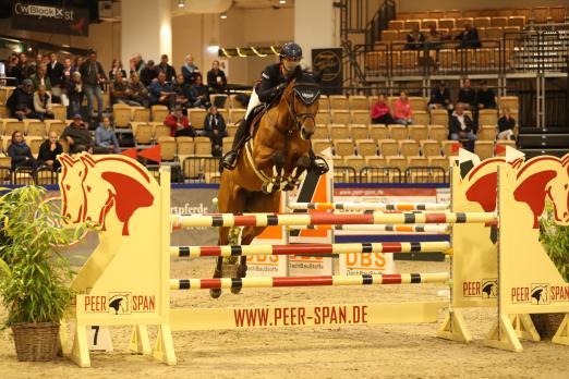 Foto: Erstes Hallenturnier, erster Tag, erster Sieg - Alexa Stais bei SH Holstein International mit der Stute Cea - Fotograf: Tierfotografie Huber