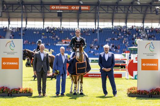 Foto: Sieger des STAWAG Eröffnungsspringen, den Brasilianer Stephan de Freitas Barcha, sowie ALRV-Aufsichtsratsmitglied Jürgen Petershagen und die beiden STAWAG-Vorstände Dr. Christian Becker (l.) und Wilfried Ullrich (r.) - Fotograf: CHIO Aachen/Jasmin Metzner