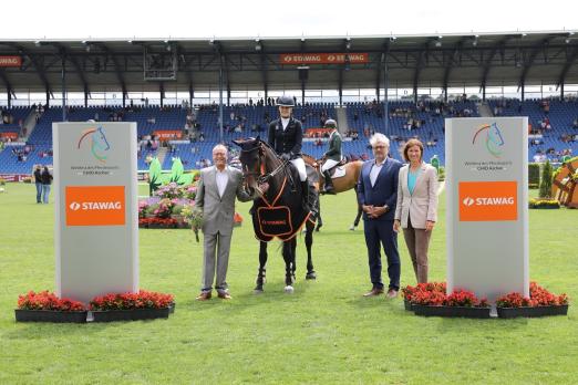 Foto: Zeigt die Siegerin im STAWAG Eröffnungsspringen, Evelina Tovek gemeinsam mit den beiden STAWAG-Vorständen Christian Becker und Wilfried Ullrich, sowie ALRV-Präsidentin Stefanie Peters (von links) - Fotograf: CHIO Aachen/Michael Strauch