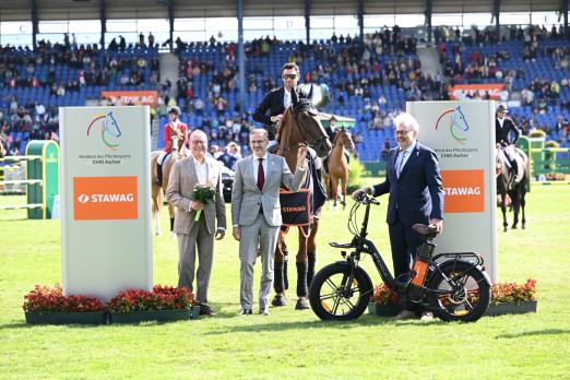 Foto: Sieger im STAWAG-Preis, Abdel Saïd, gemeinsam mit den beiden Vorständen der STAWAG, Dr. Christian Becker und Wilfried Ullrich, und ALRV-Aufsichtsratsmitglied Dr. Thomas Förl - Fotograf: CHIO Aachen/Hubert Fischer
