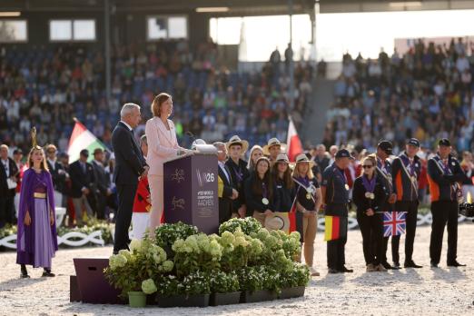 Foto: Stefanie Peters (Präsidentin des Aachen-Laurensberger Rennvereins) und Ingmar De Vos (Präsident der FEI) blickten bei der Abschlussfeier der FEI World Championships Aachen 2026 auf ein erfolgreiches Turnier zurück - Fotograf: ALRV/Andreas Steindl Foto: Stefanie Peters (Präsidentin des Aachen-Laurensberger Rennvereins) und Ingmar De Vos (Präsident der FEI) blickten bei der Abschlussfeier der FEI World Championships Aachen 2026 auf ein erfolgreiches Turnier zurück - Fotograf: ALRV/Andreas Steindl