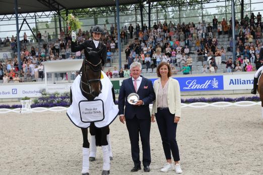 Foto: Zeigt die Siegerin Jessica von Bredow-Werndl auf ihrer Dalera gemeinsam mit Siegward Tesch und ALRV-Präsidentin Stefanie Peters - AFotograf: CHIO Aachen/Michael Strauch