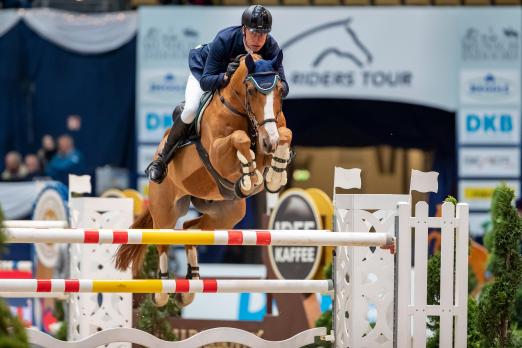 Foto: Mario Stevens kann das Championat von München, Qualifikation für die Wertungsprüfung der DKB-Riders Tour, mit Brooklyn gewinnen - Fotograf: Sportfotos-Lafrentz Foto: Mario Stevens kann das Championat von München, Qualifikation für die Wertungsprüfung der DKB-Riders Tour, mit Brooklyn gewinnen - Fotograf: Sportfotos-Lafrentz