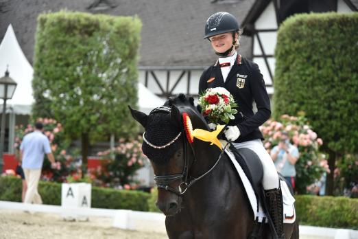 Foto: Stolze Siegerin mit Del Estero NRW und zugleich mit DSP Cosmo Royale auch noch Dritte auf dem Schafhof - Sophie-Luisa Duen aus Bad Oeynhausen trumpfte beim Jugendfestival mit ihren Ponys auf - Fotograf: S. Wegener/ equitaris