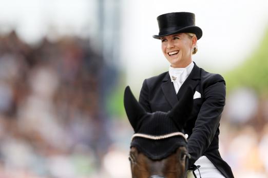 Foto: Strahlender Superstar im Dressursattel - Die Doppel-Olympiasiegerin Jessica von Bredow-Werndl kommt am 15. Oktober zum Trakehner Hengstmarkt - Fotograf: Andreas Steindl