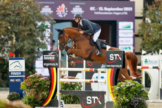 Foto: Hat Charisma, heißt so und gehört Hugo Simon - Die Fuchsstute Charisma Hs gewann mit Richard Vogel den Auftakt der Youngster-Tour in hagen a.T.W. auf dem Hof Kasselmann - Fotograf: Stefan Lafrentz