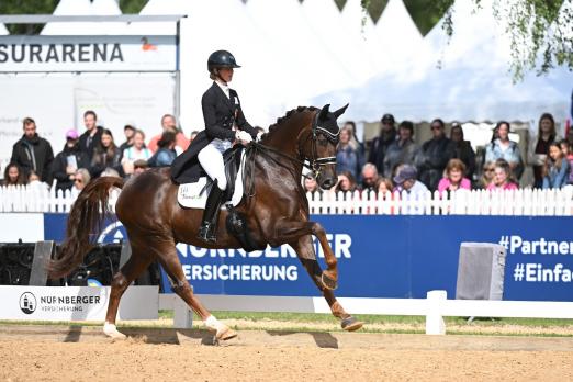 Foto: Del Curot und Andrina Suter gewinnen die 4. Finalqualifikation zum NÜRNBERGER BURG-POKAL 2022 bei Pferd International - Fotograf: Hubert Fischer