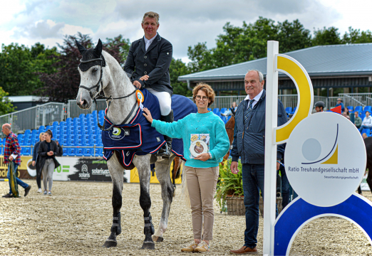 Foto: Claas Christoph Gröpper und Chacoon`s Pitou PS gewannen die erste Abteilung der Springpferdeprüfung Klasse L. Es gratulierten Katrin Johannsen und Richter Lothar Prinz - Fotograf: RathmannVerlag / Malina Blunck