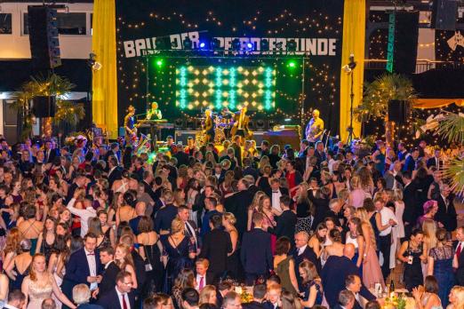 Foto: Tanzfreudige Gäste beim "Ball der Pferdefreunde" in den Holstenhallen Neumünster. Am 21. Januar startet die 22. Auflage der beliebten Veranstaltung - Fotograf: ostseefotograf.com