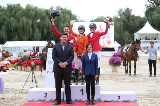 Foto: Lisa Bongers (NL), Felix Koller (AU) und Justine Tebbel (GER) dominierten beim großen Preis des CSIO J&Y China in Peking - Fotograf: En Garde Marketing GmbH