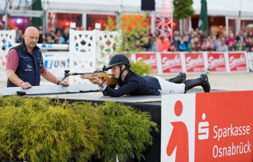 Foto: Justin Tebbel siegt im Reitbiathlon der Sparkasse Osnabrück - Fotograf: Thomas Hellmann