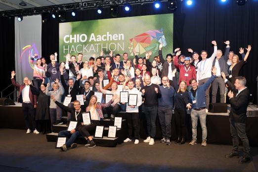 Foto: Teilnehmer, Organisatoren und Jury des zweiten CHIO Aachen CAMPUS-Hackathons. Vorne in der Mitte die beiden Sieger Stephanie Käs und Henrik Thillmann - Fotograf: CHIO Aachen/ Andreas Steindl