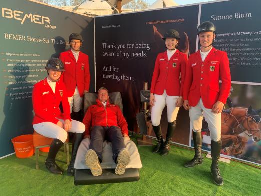 Foto: Zu Besuch beim Tour-Sponsor: Der deutsche Bundestrainer J/JR, Peter Teeuwen, den sein Junge-Reiter-Team in Gorla Minore kurzerhand auf die Entspannungsliege schickte - Fotograf: Alena Knauer
