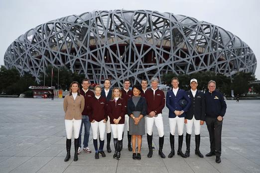 Foto: The international riders together with the organisers Jing Li from Dashing Equestrian (middle) Frank Kemperman (right) and Michael Mronz (2nd f.t.l.) from Aachener Reitturnier GmbH in front of the Chinese National Stadium "Bird's Nest" - Fotograf: Stefano Grasso 