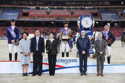 Foto: The winners are congratulated by (f.t.l.) Jing Li (President Dashing Equestrian), Xiaoning Zhang (President Chinese Equestrian Association), Longines Ambassador Liying Zhao, Matthieu Baumgartner (Longines Vice President Marketing) and Dennis Li (Vice President Longines China) - Fotograf: : Stefano Grasso. 