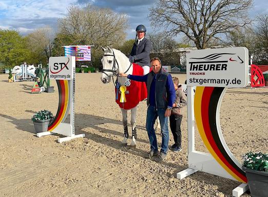 Foto: Der Sieger der Sonderwertung des CSE Ehlersdorf 2022, Peter Jakob Thomsen mit Hausherr Jörg Naeve, der in diesem Jahr gute Chancen hat, die Sonderwertung aus drei Großen Preisen selbst zu gewinnen - Fotograf: Archiv/ Heesch