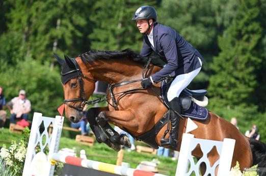 Foto: Gut losgelegt hat Europameister André Thieme - hier mit Chacco Rent - beim CSI4* Hof Waterkant in Pinneberg - eine Sieg gab es mit Paule S, mit Chacco Rent wurde er Zwölfter in einer weiteren Prüfung - Fotograf: 1clickphoto/ Bonnaud