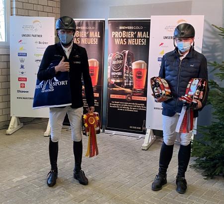 Foto: Vorbildlich mit Maske und stolz auch die Pferde - Tim Rieskamp-Goedeking und Klaus Otte-Wiese - Fotograf: J. Wolff