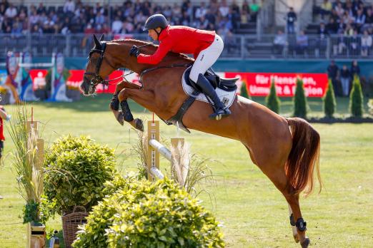 Foto: Der neue Europameister der Springreiter, André Thieme aus Plau am See, tritt vom 7. - 12. September bei der fünften Etappe der BEMER Riders Tour im Rahmen der Dressur-EM auf dem Hof Kasselmann in Hagen a.T.W. an - Fotograf: Stefan Lafrentz