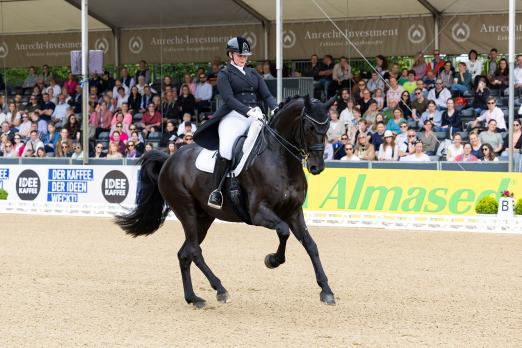 Foto: Im Galopp zum Derbysieg: Andrea Timpe - Fotograf: Reitsport-Hellmann