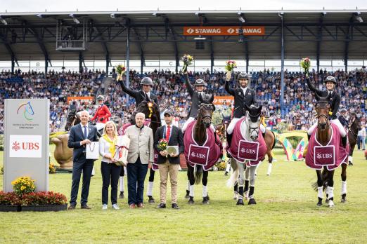 Foto: Das Foto zeigt den Sieger im UBS-Cup, Tim Price, und seine Teamkollegen, mit denen er auch in der Mannschaftswertung siegreich war, sowie den neuseeländischen Chef d'Equipe Jonathan Paget, Christine Novakovic (Head of Global Wealth Management EMEA bei UBS), FN-Präsident Prof. Martin Richenhagen und ALRV-Aufsichtsratsmitglied Jürgen Petershagen - Fotograf: CHIO Aachen/Jasmin Metzner
