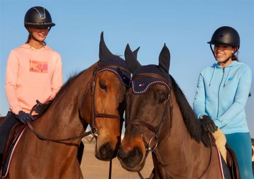 Foto: TOMMY HILFIGER Equestr ian Frühjahr/Sommer 2022 Kollektion: Inspiriert vom aufregenden Lebensstil im Pferdesport, vom Training bis hin zu Sport und Freizeit - Fotograf: @barneyandbaxtersports