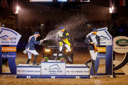 Foto: Das Top-Trio der BEMER Riders Tour 2019/ 20120 feierte im Februar in Neumünster: v.l. Mario Stevens (2.), Gesamtsieger Nisse Lüneburg und Patrick Stühlmeyer (3.) - (Fotograf: Stefan Lafrentz