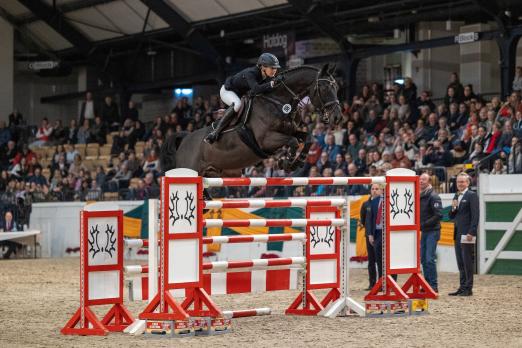 Foto: Trakehner Gala-Schau 2022 - Für Franziska Bunte aus Hoffeld und den gekörten Trakehner Hengst Arizonas musste das Hindernis mit ein paar Kisten Holsten erhöht werden – und die flogen locker über 1,80 Meter - Fotograf: Jutta Bauernschmitt
