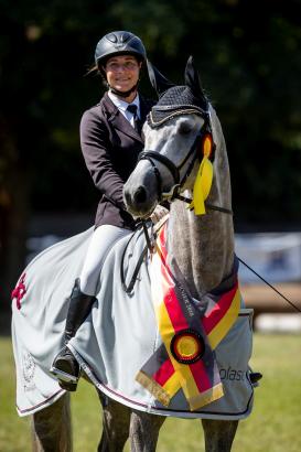 Foto: Strahlender Equitop Myoplast Trakehner Reitpferdechampion 2018: der gekörte Hengste Zauberreigen v. Rheinklang, vorgestellt von Eva-Maria Lühr - Fotograf: Stefan Lafrentz