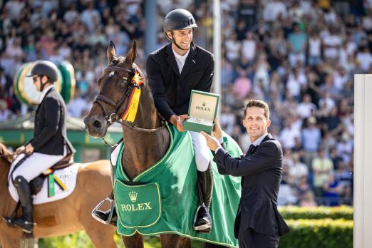 Foto: Das Foto zeigt das Traumpaar, das sich den Sieg beim Rolex Grand Prix des TSCHIO Aachen 2026 gesichert hat: Richard Vogel und United Touch S. An ihrer Seite Rémi Corpataux, Geschäftsführer der Rolex Deutschland GmbH - Fotograf: Jasmin Metzner/CHIO Aachen Foto: Das Foto zeigt das Traumpaar, das sich den Sieg beim Rolex Grand Prix des TSCHIO Aachen 2026 gesichert hat: Richard Vogel und United Touch S. An ihrer Seite Rémi Corpataux, Geschäftsführer der Rolex Deutschland GmbH - Fotograf: Jasmin Metzner/CHIO Aachen