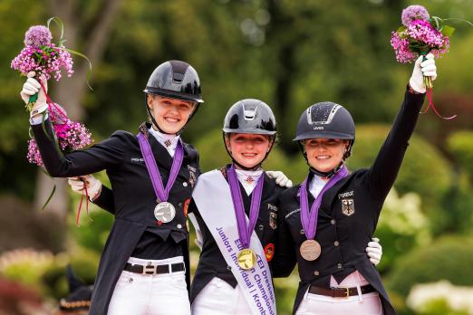 Foto: Starkes Trio sichert sich alle Medaillen in der Einzelwertung - Allegra Schmitz-Morkramer, Rose Oatley und Lana-Pinou Baumgürtel - Fotograf: Sportfotos-Lafrentz.de