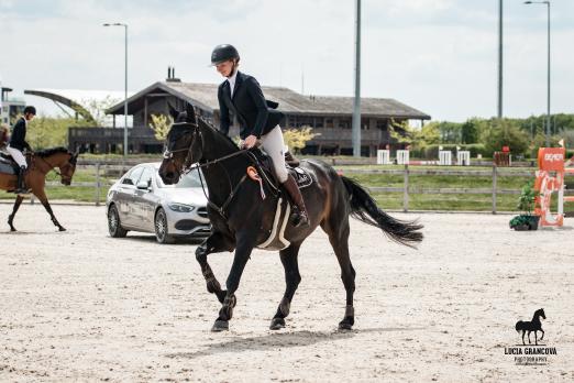 Foto: Die Tschechischen Meister von 2022, Tereza Svobodová und Britania gewannen das Einlaufspringen der BEMER Young Riders Tour in Śamorín am Donnerstag - Fotograf: Lucia Grancova Photography 