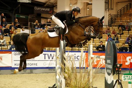 Foto: Takashi Shibayama Haase und Crunchy haben den Großen Preis der DBS Baustoffe Lübeck in den Holstenhallen Neumünster gewonnen - Fotograf: Tierfotografie Huber