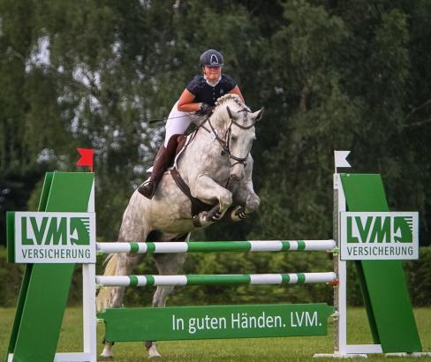 Foto: Tyra Gottschalk kassierte für ihre vorbildliche Vorstellung mit Campino G eine Wertnote von 8,7 - Fotograf: Katharina Walkemeyer