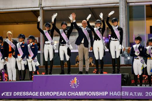 Foto: Team-Europameister Dressur - Das zweite deutsche Gold für Ann-Kathrin Lindner, Raphael Netz, Teamchef Klaus Roeser, Semmieke Rothenberger und Ellen Richter - Fotograf: Stefan Lafrentz