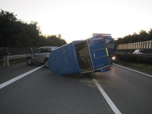 Foto: Unfall mit Pferdeanhänger - Fotograf: Polizei Bielefeld