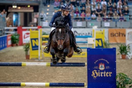 Foto: Die 23-jährige Ungarin Zsofia Vandor und der Holsteiner Quintus haben den EY-Cup in Wien gewonnen - Fotogaf: EY-Cup/ Hindelang