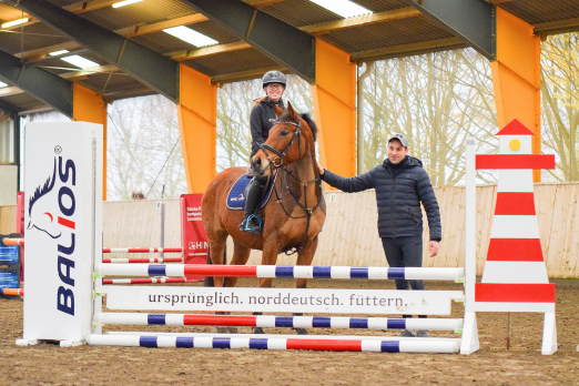 Foto: Jelka-Katharina Theede mit Springreiter Arne van Heel. Insgesamt waren 18 Reiter beim Final-Event in Kleinsolt dabei - Fotograf: Malina Blunck/ RathmannVerlag
