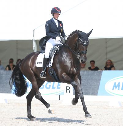 Foto Glänzte 2021 mit Rose of Bavaria in Donaueschingen - die Britin Laura Tomlinson - Fotograf: Roger Müller