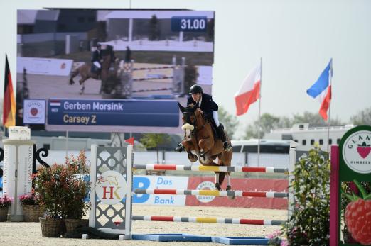 Foto: Völlig unbeeindruckt von der Kulisse jumpte Carsey Z mit Gerben Morsink zum ersten Sieg beim CSI4* DKB Pferdewoche in Hohen Wieschendorf - Fotograf: Anke Gardemann