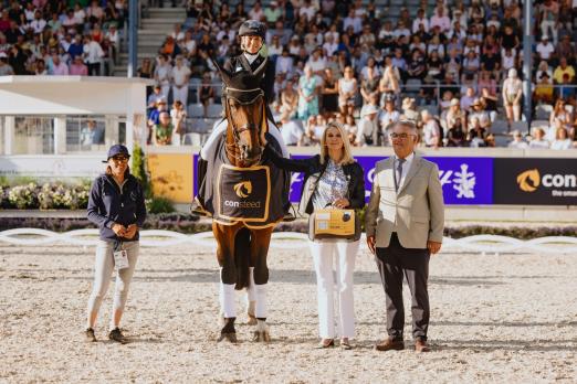Foto: Das Foto zeigt Ingrid Klimke und Vayron NRW, das Siegerpaar im consteed-Preis, zusammen mit Pflegerin Carmen Thiemann, Dr. Ariane Reinhart (Ehemalige Vorständin der Continental AG) und ALRV-Aufsichtratsmitglied Peter Weinberg - Fotograf: CHIO Aachen/Diana Wahl