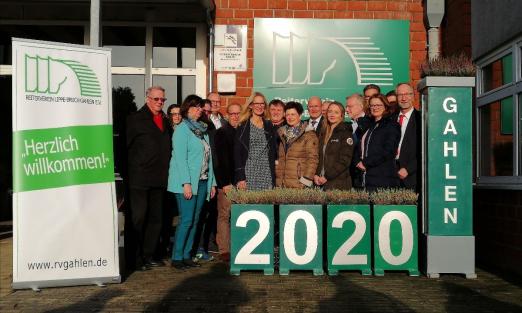 Foto: Veranstalter und Sponsoren des nationalen Hallenturniers Gahlen 2020 nahmen die Titelverteidigerin Isabelle Gerfer in die "Mitte" - Fotograf: Pegamo Networks/ MB