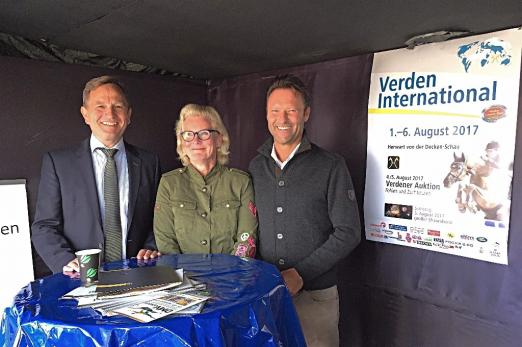 Foto: Freuen sich auf Verden International vom 1. - 6. August: Dr. Werner Schade (pVerd-GmbH), Ulrike Kubelke (Organisation) und Axel Milkau, Präsident des Pferdesportverbandes Hannover - Fotograf: Comtainment