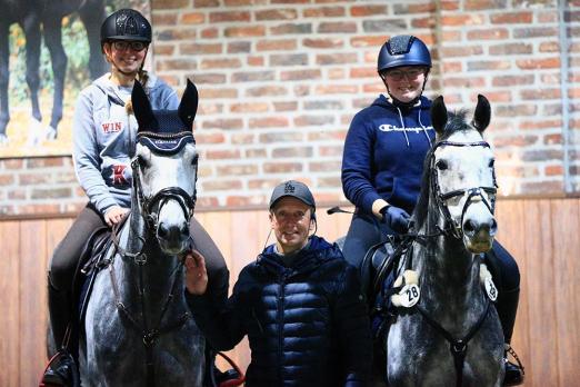 Foto: Trainer Raimundas Udrakis mit zwei Teilnehmerinnen - Fotograf: Team Sosath
