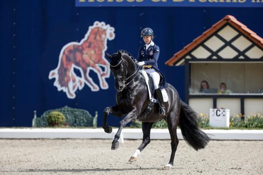 Foto: Vertritt die Farben des Gastlandes Schweden bei Horses & Dreams im Dressurviereck - Championatsreiterin Therese Nilshagen mit Dante Weltino OLD - Fotograf: Stefan Lafrentz