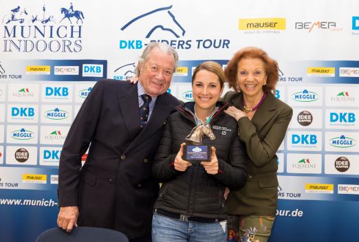 Foto: Victoria Michalke ist MEGGLE Champion of Honour over all, es gratulierten Marina und Toni Meggle - Fotograf: Thomas Hellmann Foto: Victoria Michalke ist MEGGLE Champion of Honour over all, es gratulierten Marina und Toni Meggle - Fotograf: Thomas Hellmann