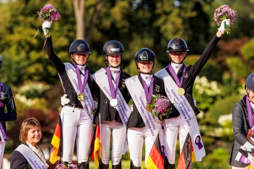Foto: Vier EM-Neulinge mit starker Mannschaftsleistung – Gold für die deutschen Children mit Equipechefin Cornelia Albrecht - Fotograf: Sportfotos-Lafrentz.de