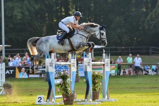 Foto: Vier Mal fehlerfrei und blitzschnell flogen Christian Hess und Hyazinthe CR zu Gold im Großen Preis von Schleswig-Holstein und dem Titel des Landesmeisters der Großen Tour - Fotograf: RathmannVerlag/Malina Blunck